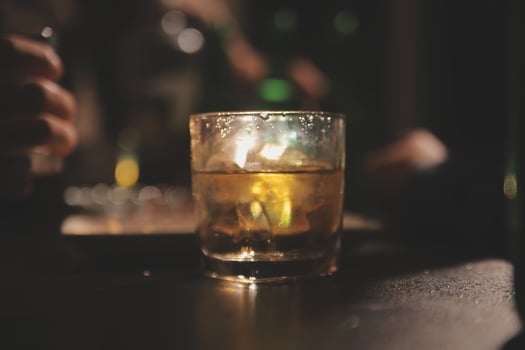 Celebration night, pour whiskey into a glass. Give to friends who come to celebrate photo