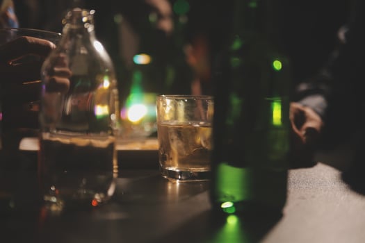 Celebration night, pour whiskey into a glass. Give to friends who come to celebrate photo