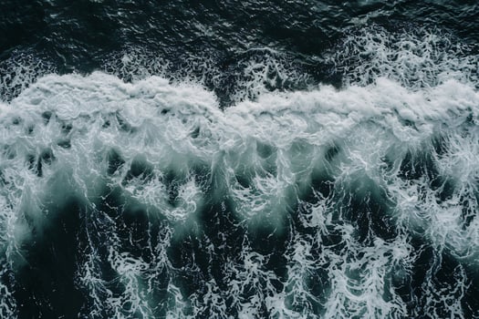 photo vertical overhead shot of a wavy sea