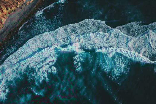photo vertical overhead shot of a wavy sea