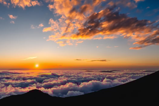 Majestic Sunrise Beautiful Clouds Over the Mountains Create a Harmonious Atmosphere, Painting a Serene and Majestic Scene of Natural Beauty photo
