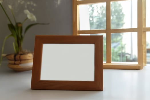 Natural Mockup Photo Paper on Wooden Table for a Realistic and Authentic Presentation, Perfect for Showcasing Designs with a Natural Feel