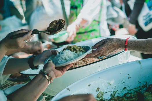 The help of volunteers helps to donate free food to the starving people. photo