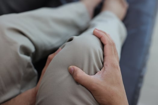 Knee massage to relieve pain, osteoarthritis, knee pain, knee inflammation photo