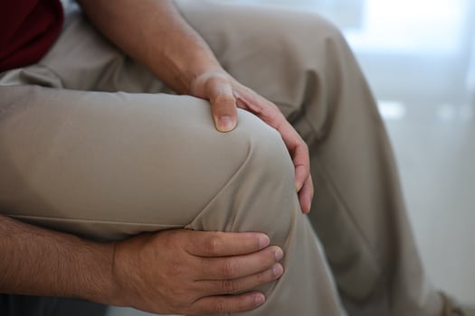 Knee massage to relieve pain, osteoarthritis, knee pain, knee inflammation photo