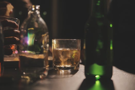 Celebration night, pour whiskey into a glass. Give to friends who come to celebrate photo
