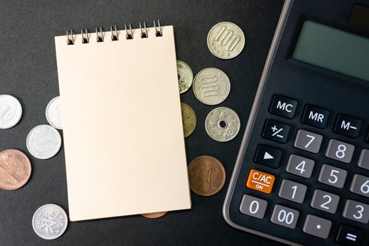 Blank paper notepad with Japanese money. vacation, planning budget. travel plan concept. photo
