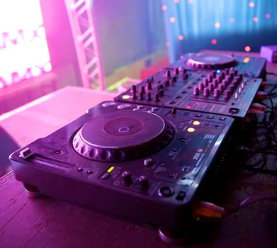 Scratch battle of dj playing on CD photo