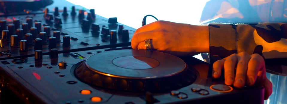 Dj's scratch battle photo