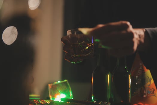 Celebration night, pour whiskey into a glass. Give to friends who come to celebrate photo
