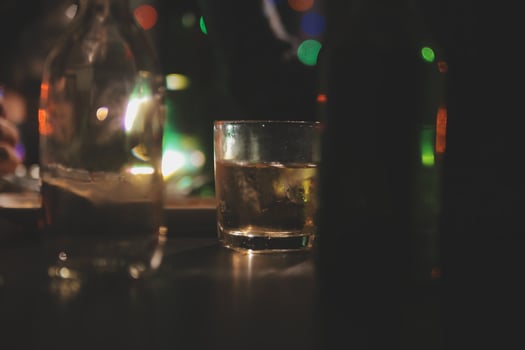 Celebration night, pour whiskey into a glass. Give to friends who come to celebrate photo