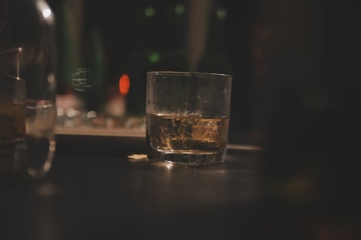 Celebration night, pour whiskey into a glass. Give to friends who come to celebrate photo