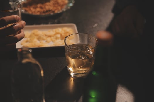 Celebration night, pour whiskey into a glass. Give to friends who come to celebrate photo
