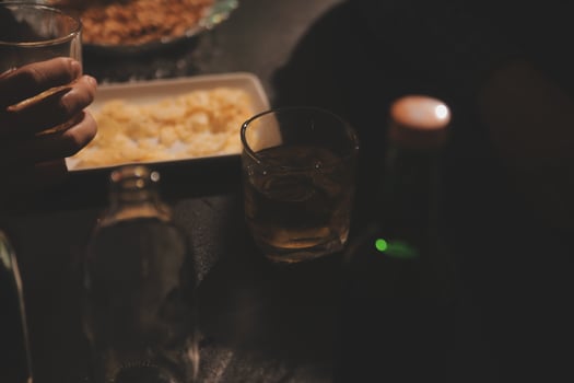 Celebration night, pour whiskey into a glass. Give to friends who come to celebrate photo