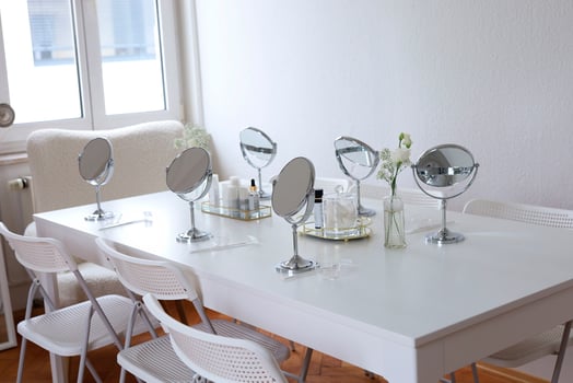 Mirrors and cosmetics for cosmetologist's master class photo