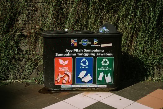 Bogor, mei 26 2024. A public trash bin, promoting cleanliness and environmental responsibility in urban spaces photo