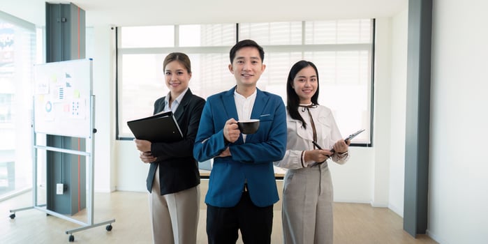 Confident business team standing in office, leadership concept photo