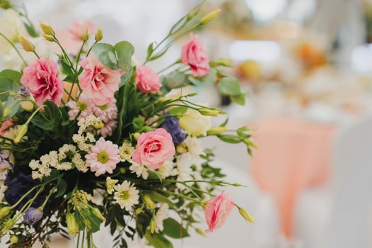 Floral wedding decoration. Wedding table setting decorated with fresh flowers. Wedding floristry. Bouquet with roses, eustoma and eucalyptus leaves. photo