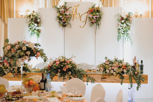 Floral wedding decoration. Wedding table setting decorated with fresh flowers. Wedding floristry. Bouquet with roses, eustoma and eucalyptus leaves. photo
