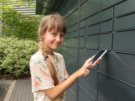the girl opens the mailbox with a smartphone photo