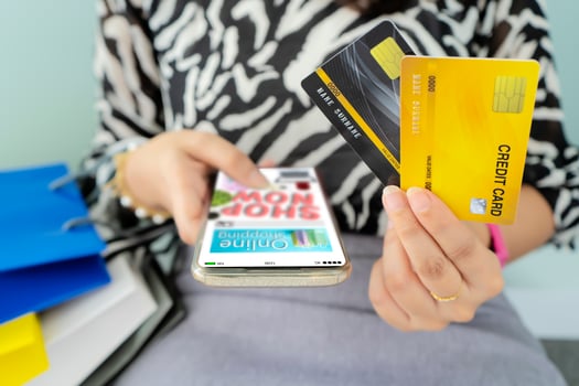 Choose products from websites on smartphones and pay by credit card photo