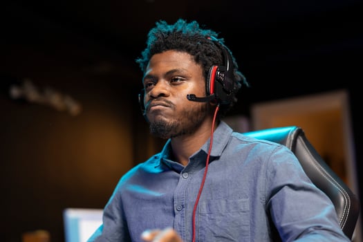Content creator playing boring singeplayer videogame during live stream with fans, feeling turned off by uninteresting levels. Reviewer disappointed by game, broadcasting gameplay footage for audience photo