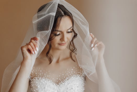 A woman wearing a veil with a white lace photo