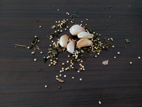 Creations with a combination of garlic, coriander and dried tea leaves photo