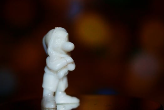 side view of white statue of a man photo