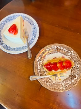 Juicy Philadelphia pie on the unique plate. photo