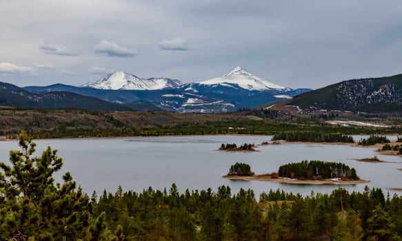 Snow-capped mountains in the background of a mountain lake in Utah, nature US photo