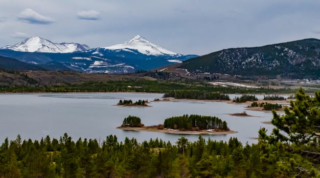 Snow-capped mountains in the background of a mountain lake in Utah, nature US photo