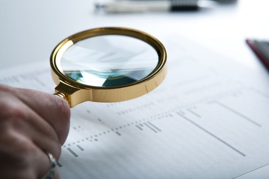 inscription job search and a hand holding a magnifying glass photo