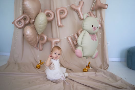 photo session on the first birthday of a baby girl, in pastel colors, minimalism