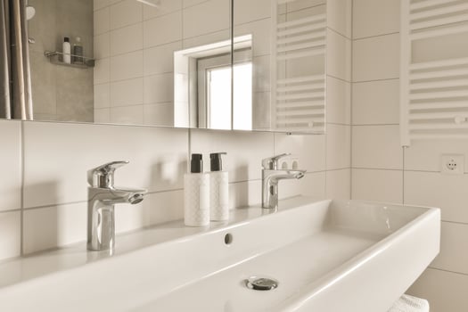 A white bathroom sink photo