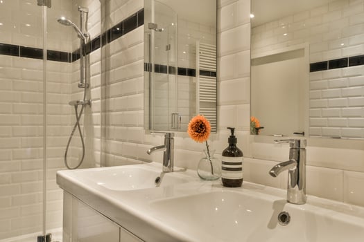 A bathroom with two sinks photo