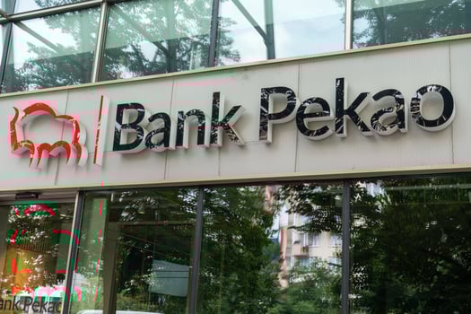 Bank Pekao logo. Building office facade. Logo of Bank Polska Kasa Opieki Spolka Akcyjna. Entrance to a branch office building. Poland, Warsaw - July 27, 2023 photo