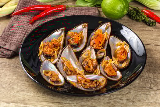 Messels with lemongrass and tomato photo
