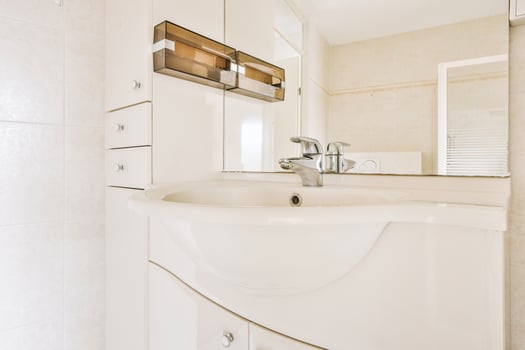 A white bathroom sink photo