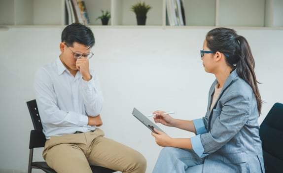 Psychologist listening to the problem of a patient with mental health problems, a patient for treatment encouragement Love and family problems, bipolar, depressed patients prevent suicide photo