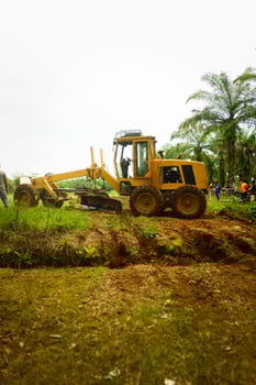 Kalimantan Timur, Indonesia 11 September 2024. The grader machine used to level the road is in operation photo