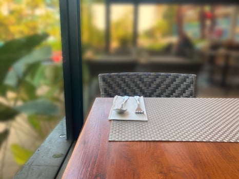 Aesthetic resturant or cafe defocused abstract bokeh baackground photo