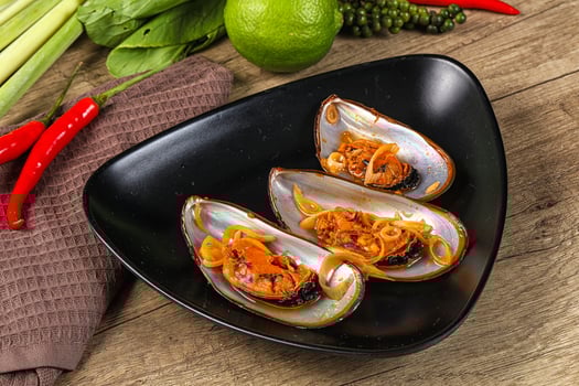 Messels with lemongrass and tomato photo