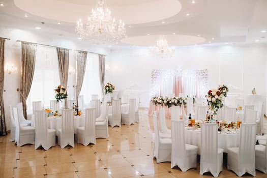wedding table decoration with flowers on the table, candlelit dinner table decor. photo