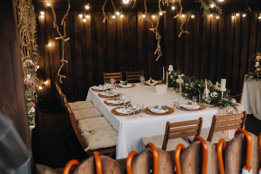 wedding table decoration with flowers on the table, candlelit dinner table decor. photo