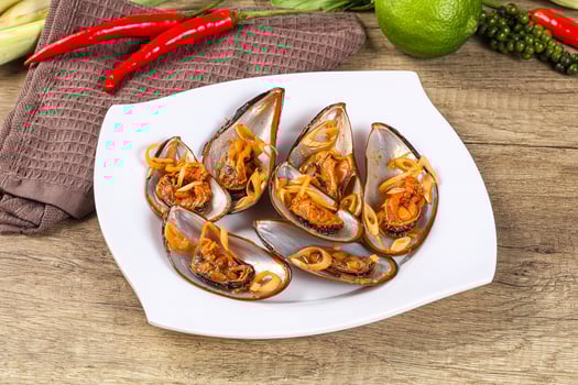 Messels with lemongrass and tomato photo