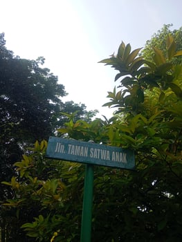 photo of directional taman satwa anak signage in a public area