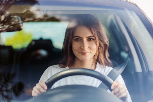 Photo portrait smiling woman enjoying music driving car in summer