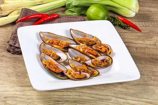 Messels with lemongrass and tomato photo