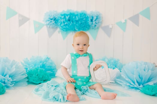 Birthday boy 1-year-old boy, babysitter with blue garlands and the letter O in a suit and bow tie photo